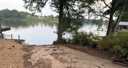 Lake front Cozy 3- br
Boat Ramp
Outdoor kitchen
New pier n 20x20 deck
Porch