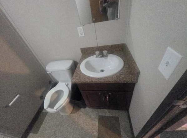 Bathroom - Private Mancamp Room in the Permian Basin - WiFi, TV, En-Suite Bath (Big Spring)