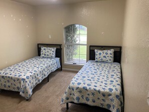 4 bedrooms, iron/ironing board, WiFi, bed sheets - Nice 4 Bed, 2 Bath, 2 Car Garage Home With Spacious Backyard. Quiet Neighborhood (Killeen)