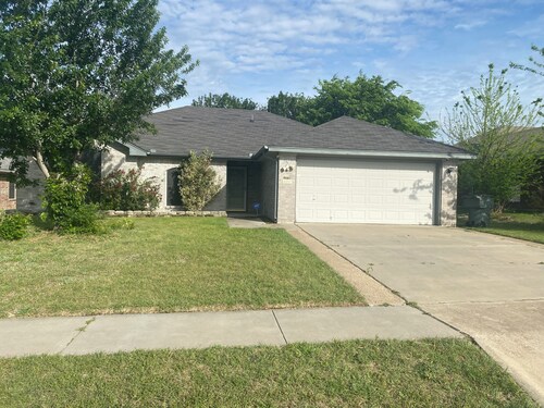 A Stay Away_ 4 bed 2 bath comfy home for your say.