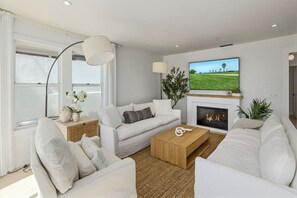 Smart TV y chimenea 