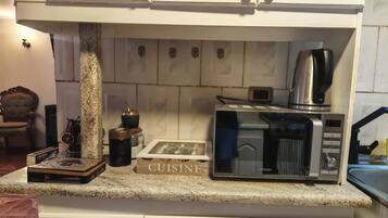 Kühlschrank, Mikrowelle, Ofen, Wasserkocher