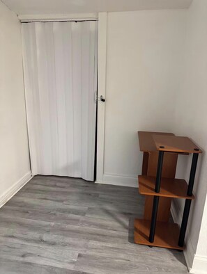 Interior - Cozy 1-bedroom bungalow in charming Tampa with AC (Tampa)