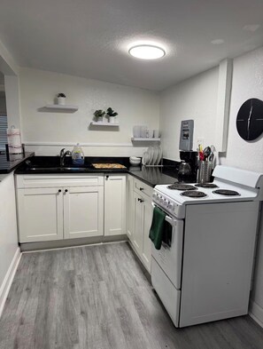 Private kitchen - Cozy 1-bedroom bungalow in charming Tampa with AC (Tampa)
