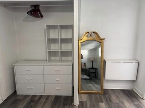 Interior - Cozy 1-bedroom bungalow in charming Tampa with AC (Tampa)