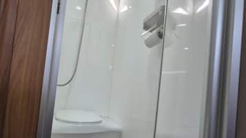 Douche, sèche-cheveux, serviettes fournies, savon