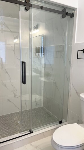 Shower, hair dryer, towels, soap - Peaceful 3-bedroom apartment in Jersey City with Great View. (Jersey City)