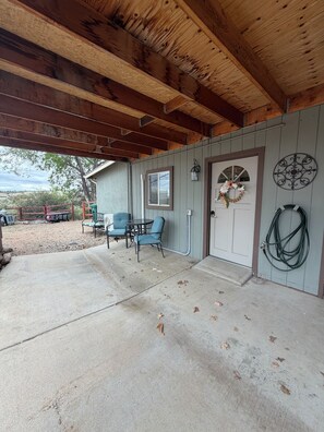 Outdoor dining - Enjoyable 1-bedroom apartment in charming Prescott- close to trails (Prescott)