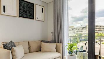 Appart'hÎtel, 1 chambre, patio | Salle de séjour | Livres