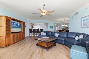 Condo, 3 Bedrooms, Ocean View, Beachfront | Ruang tamu | 50 inci sebuah televisyen pintar dengan digital 
