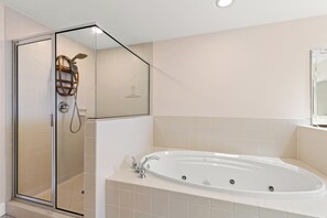 公寓客房, 3 間臥室, 海景, 海濱 | 浴室 | 免費盥洗用品、吹風機、毛巾、衛生紙
