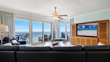 Condo, 3 habitaciones, vista al océano, frente al mar | Área de sala de estar | Smart TV de 50 pulgadas con canales digitales