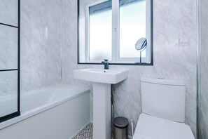 Haartrockner, Handtücher, Toilettenpapier