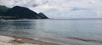 Roseau Beach Hostel 