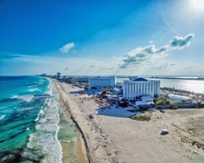 Beach -  1-bedroom at Sunset Royal Beach resort in Cancún with fitness room (Cancún)