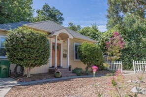 A single-story house with a front porch, a mailbox, and a number '70' on the door. - Chico Charmer ~Near Chico State University & Downtown Chico-Pet Friendly (Chico)
