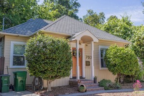 A single-story house with a front porch, a mailbox, and a number '703' on the door. - Chico Charmer ~Near Chico State University & Downtown Chico-Pet Friendly (Chico)