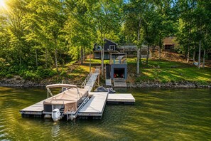 Property grounds - Lakefront Retreat on High Rock Lake - Dock, Kayaks & Game Room (Denton)