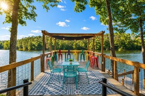 Outdoor dining - Lakefront Retreat on High Rock Lake - Dock, Kayaks & Game Room (Denton)