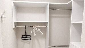 Un vestidor con barra para colgar, estantes y cajones.
