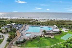 Pool - Cozy 1-bedroom condo in amazing Hilton Head Island with AC, steps to the beach (Hilton Head Island)
