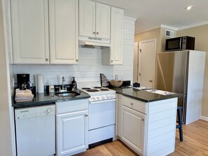 Private kitchen - Cozy 1-bedroom condo in amazing Hilton Head Island with AC, steps to the beach (Hilton Head Island)