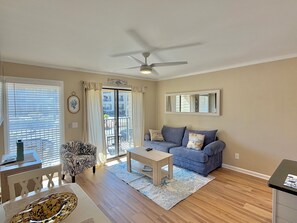 Living area - Cozy 1-bedroom condo in amazing Hilton Head Island with AC, steps to the beach (Hilton Head Island)