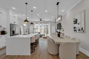 Dining - Luxe 2BR House Near NRG + Free Parking, AC, Fast WiFi & Optional Chauffeur (Houston)