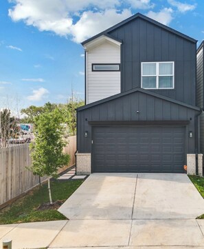 Exterior - Luxe 2BR House Near NRG + Free Parking, AC, Fast WiFi & Optional Chauffeur (Houston)