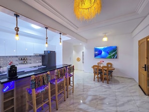 Apartamento conforto, 2 quartos, vista para o jardim | Área de estar