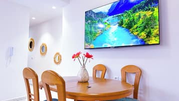 Apartamento conforto, 2 quartos, vista para o jardim | Sala de jantar