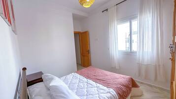 Apartemen Comfort, 2 kamar tidur, pemandangan kebun | Ruang kerja ramah laptop, tirai kedap cahaya, dan setrika/meja setrika
