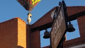 En varmluftsballong, en skylt för hotellet Posada och en byggnad av tegel.