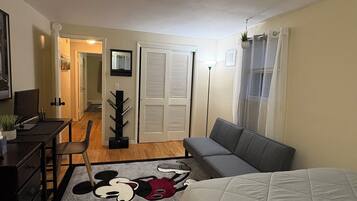 3 bedrooms, desk, iron/ironing board, free WiFi