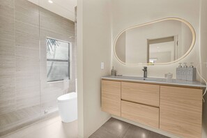Haartrockner, Handtücher, Seife, Toilettenpapier