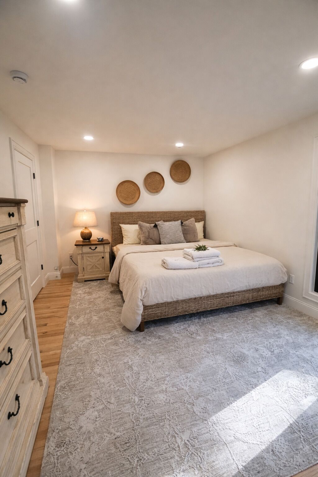 4 bedrooms, iron/ironing board, WiFi, bed sheets