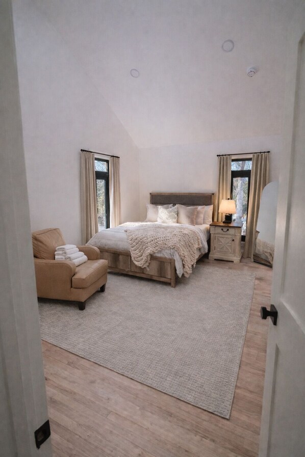 4 habitaciones, tabla de planchar con plancha, wifi y ropa de cama