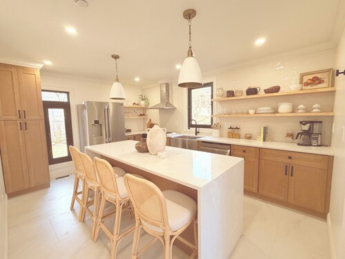 Hamptons Contemporary 4 beds cozy home minutes to beaches, village, US Open disc