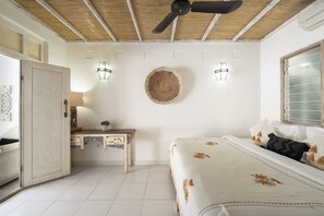 Villa, 2 habitaciones, patio, vista a la alberca | Caja de seguridad en la habitación y escritorio 