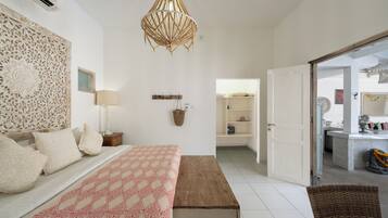Vila, 2 kamar tidur, patio, pemandangan kolam renang | Brankas, didekorasi berbeda-beda, dan meja kerja