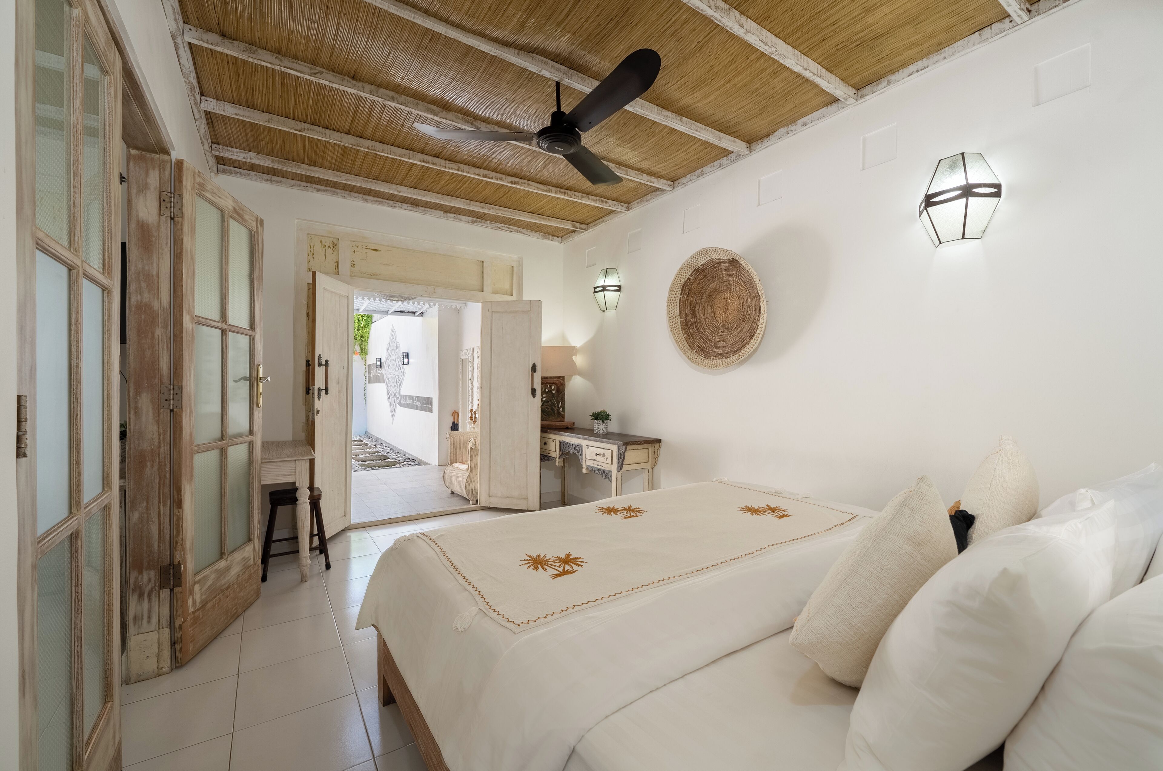 Villa, 2 habitaciones, patio, vista a la alberca | Caja de seguridad en la habitación y escritorio 