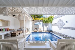 Piscine extérieure, parasols de plage, chaises longues