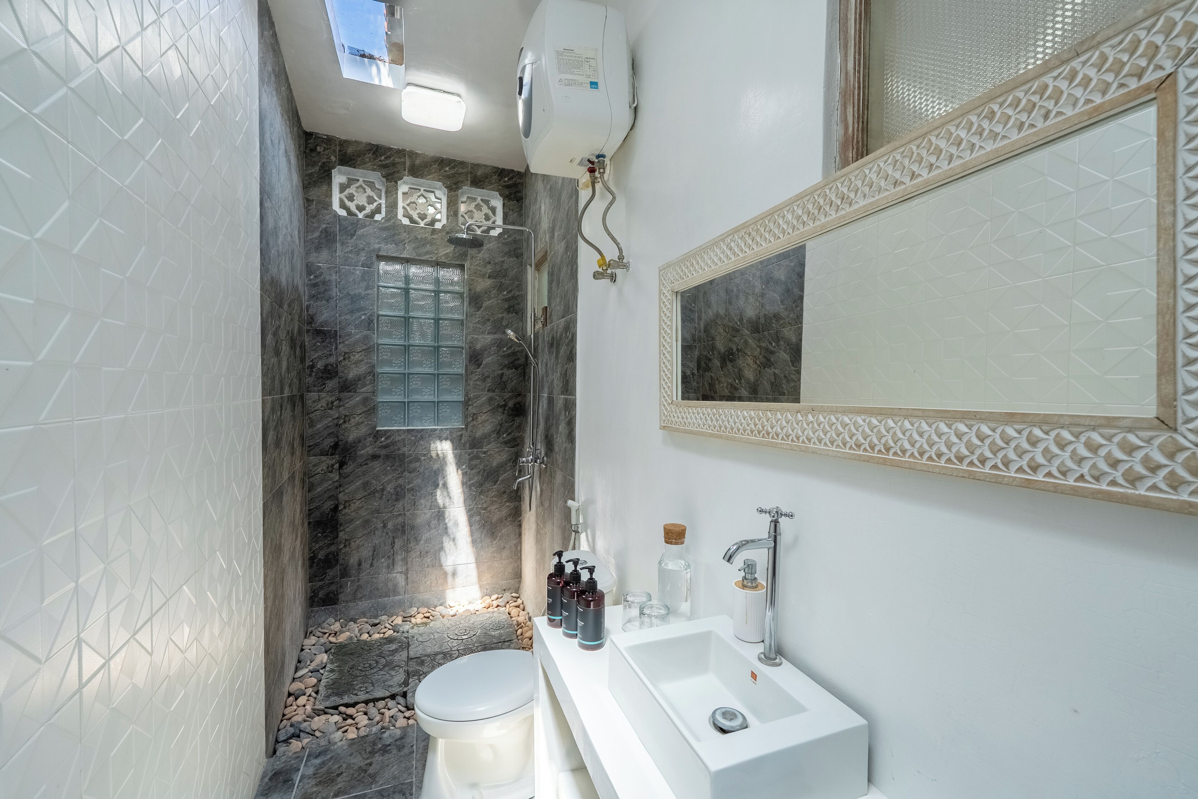 Villa, 2 habitaciones, patio, vista a la alberca | Baño | Regadera, amenidades de baño gratuitas, toallas, jabón 