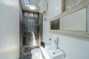 Villa, 2 habitaciones, patio, vista a la alberca | Baño | Regadera, amenidades de baño gratuitas, toallas, jabón 