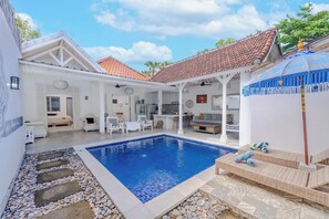 Outdoor pool, pool umbrellas, sun loungers - Peacock Bungalow by Pertama Stay (Seminyak)