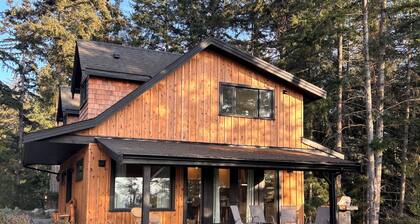Eyrie house on Bowen Island. Oceanview and sunsets .Pet friendly