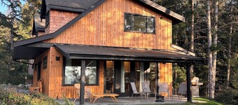 Eyrie house on Bowen Island. Oceanview and sunsets .Pet friendly