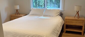 Eyrie house on Bowen Island. Oceanview and sunsets .Pet friendly