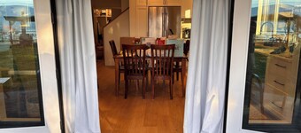 Eyrie house on Bowen Island. Oceanview and sunsets .Pet friendly