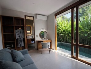 One Bedroom Private Pool Villa | Área de sala de estar | Smart TV de 43 pulgadas con canales digitales 